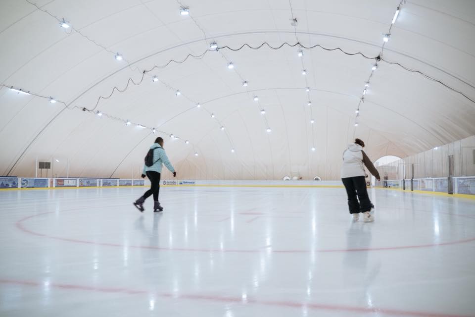 Patinoar artificial acoperit, inaugurat la Sfantu Gheorghe