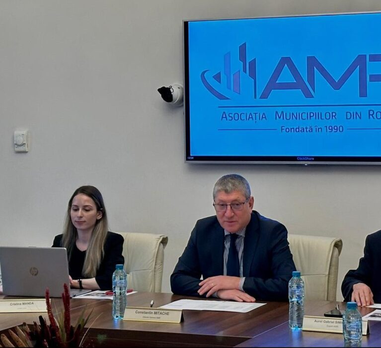 Întâlnire de lucru între reprezentanții AMR, ai Ministerului Dezvoltării Lucrărilor Publice și Administrației și directorii direcțiilor juridice din municipii.